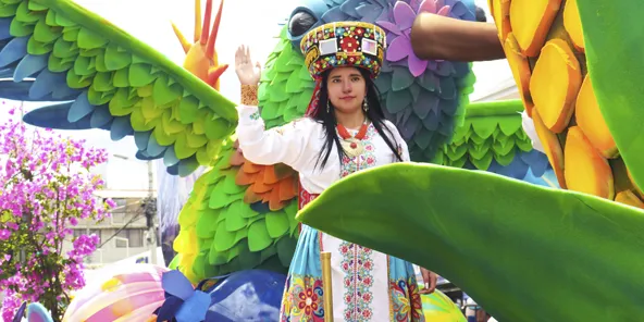 Tecnológico Universitario Rumiñahui Tecnológico Universitario Rumiñahui Danzante con indumentaria tradicional y colorida durante la participación cultural en Sangolquí.