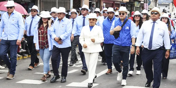 Tecnológico Universitario Rumiñahui Tecnológico Universitario Rumiñahui Delegación del Universitario Rumiñahui marchando unida durante el Desfile del Maíz y el Turismo en Sangolquí.