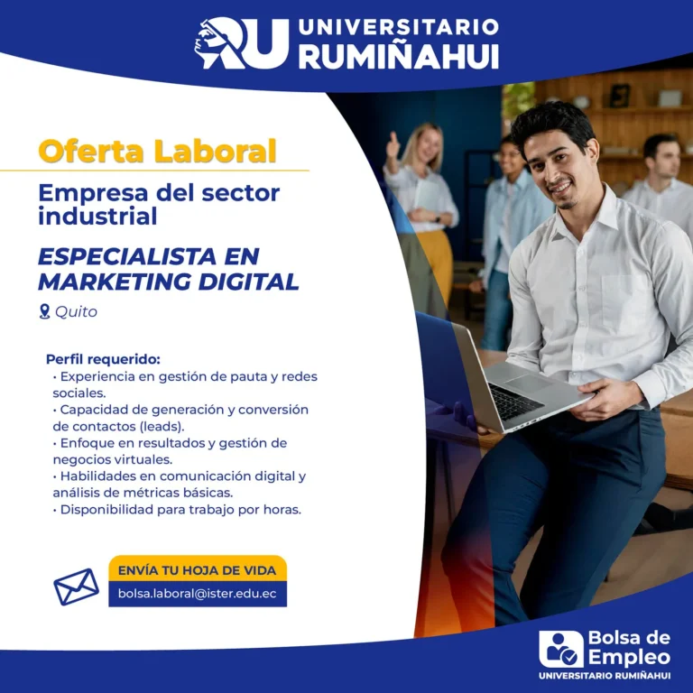 Banner de oferta laboral de Universitario Rumiñahui para Especialista en Marketing Digital en Quito, con lista de requisitos y fotografía de un joven profesional con laptop en oficina.
