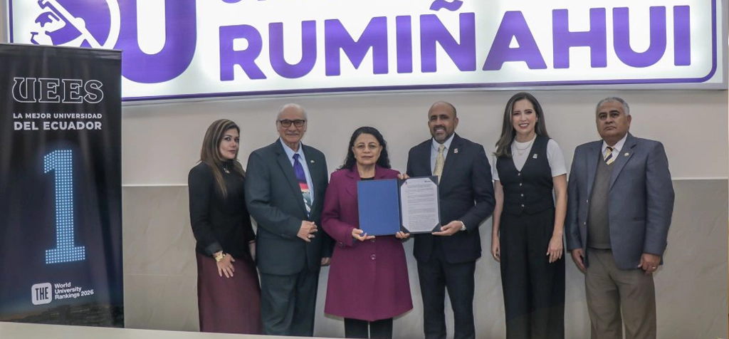 Acto protocolario de firma de convenio interinstitucional en el Universitario Rumiñahui. 📝 Leyenda
