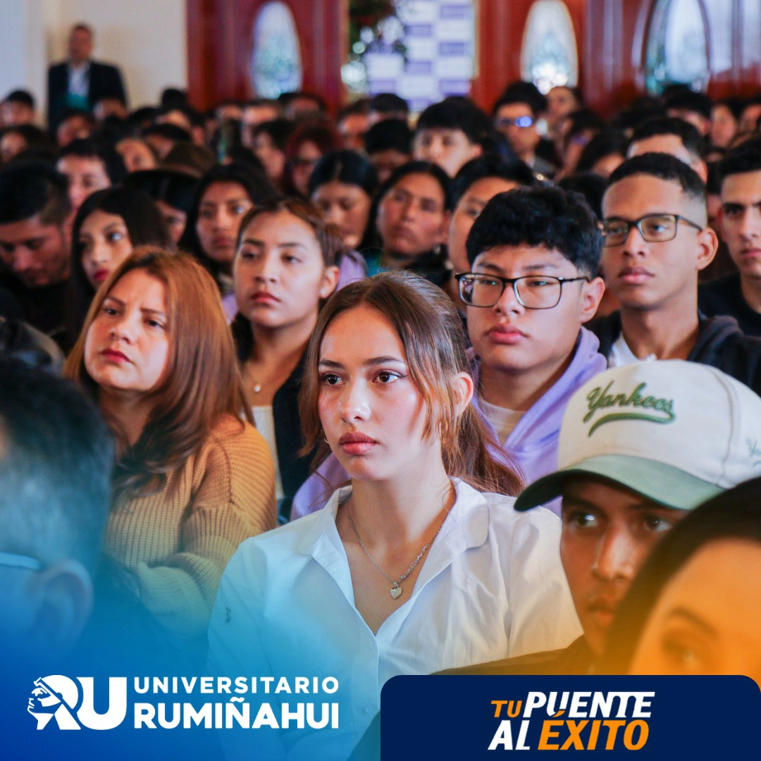 Auditorio lleno en el evento académico de inicio del período octubre 2025–marzo 2026.