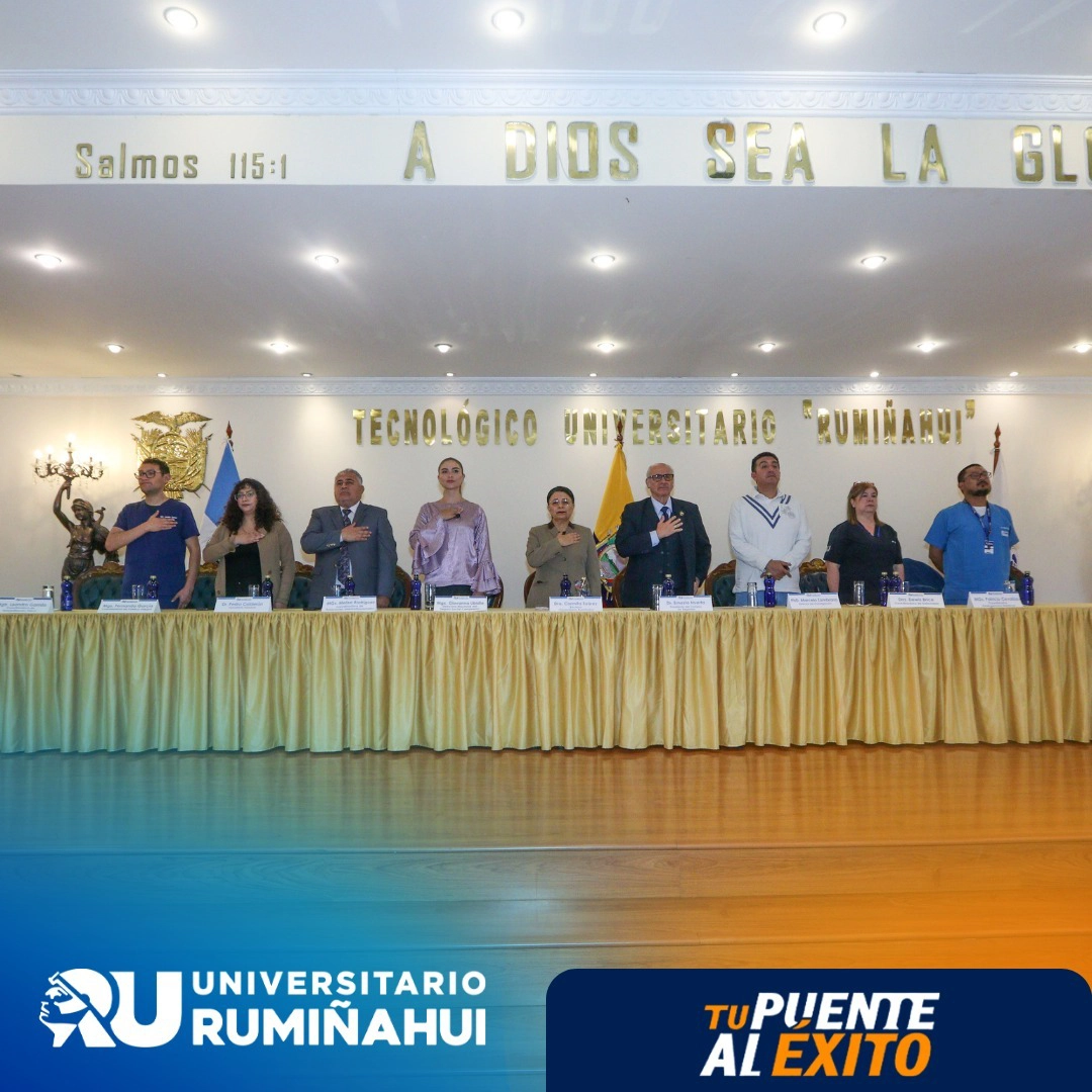 Autoridades del Universitario Rumiñahui y del Seguro Social Campesino en la firma del convenio institucional.