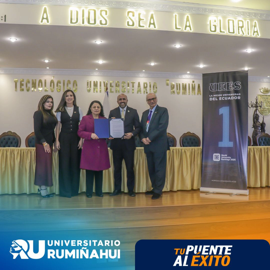 Autoridades académicas del Universitario Rumiñahui y la UESS presentan el convenio interinstitucional firmado.