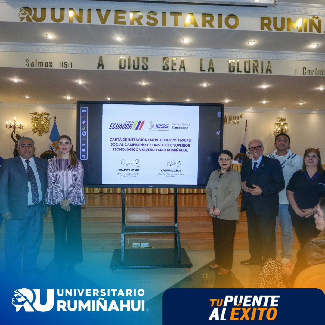 Firma del convenio entre el Universitario Rumiñahui y el Seguro Social Campesino para fortalecer la educación rural en Ecuador.