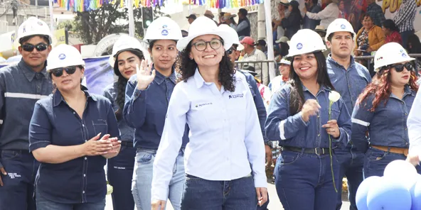 Tecnológico Universitario Rumiñahui Tecnológico Universitario Rumiñahui studiantes y Docentes del Universitario Rumiñahui pertenecientes a la carrera de Petróleos, luciendo cascos de seguridad en el Desfile del Maíz y el Turismo en Sangolquí.
