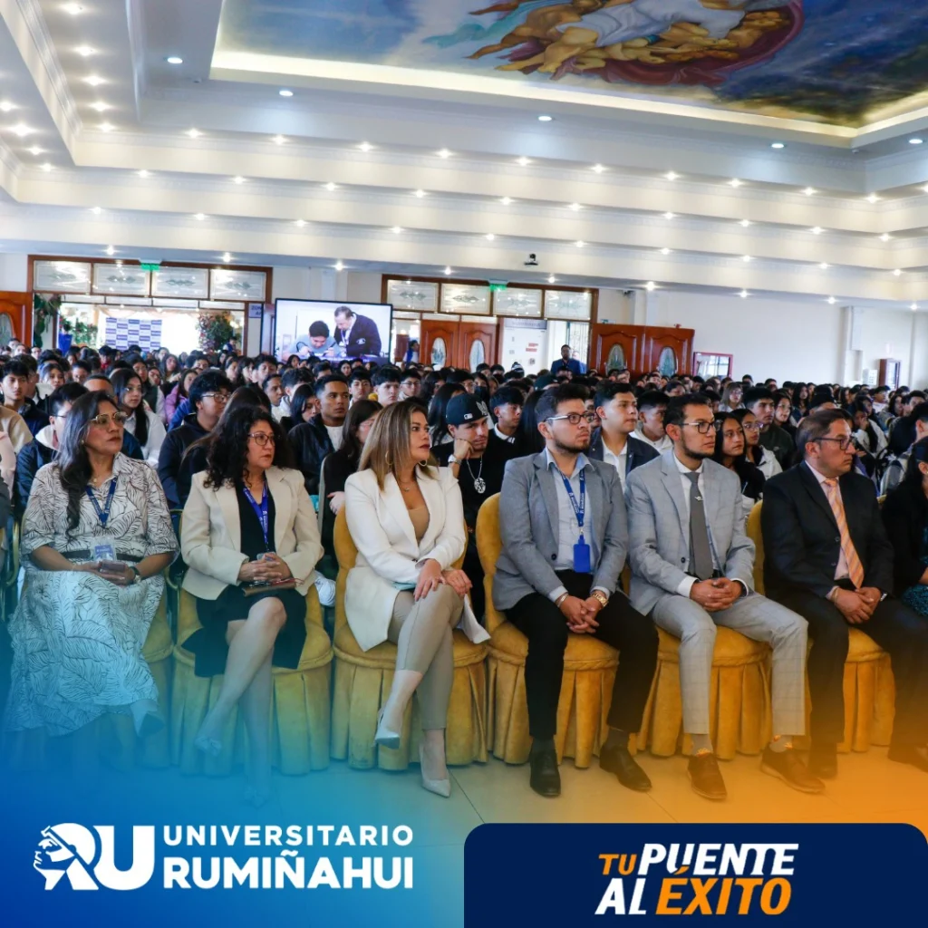 Autoridades del Instituto Rumiñahui durante la inauguración del período académico octubre 2025–marzo 2026.