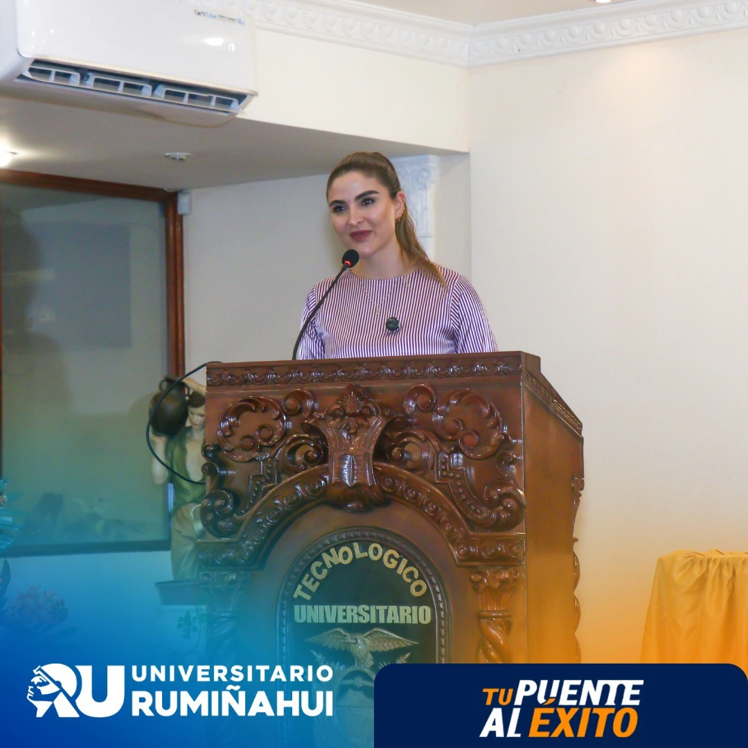 La rectora Carmita Suárez y la directora Giovanna Ubidia durante la firma del convenio entre el Universitario Rumiñahui y el Seguro Social Campesino.