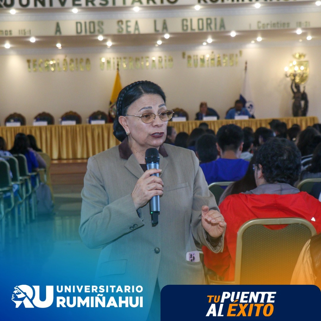 La rectora Carmita Suárez destaca el compromiso social del Universitario Rumiñahui durante la firma del convenio con el Seguro Social Campesino.