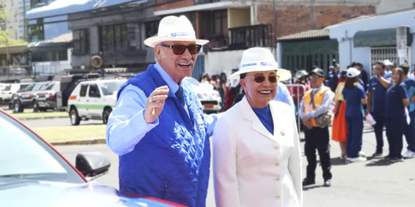 Tecnológico Universitario Rumiñahui Tecnológico Universitario Rumiñahui El Dr. Ernesto Huerta y la Rectora Carmita Inés Suárez caminando al frente de la delegación del Universitario Rumiñahui.