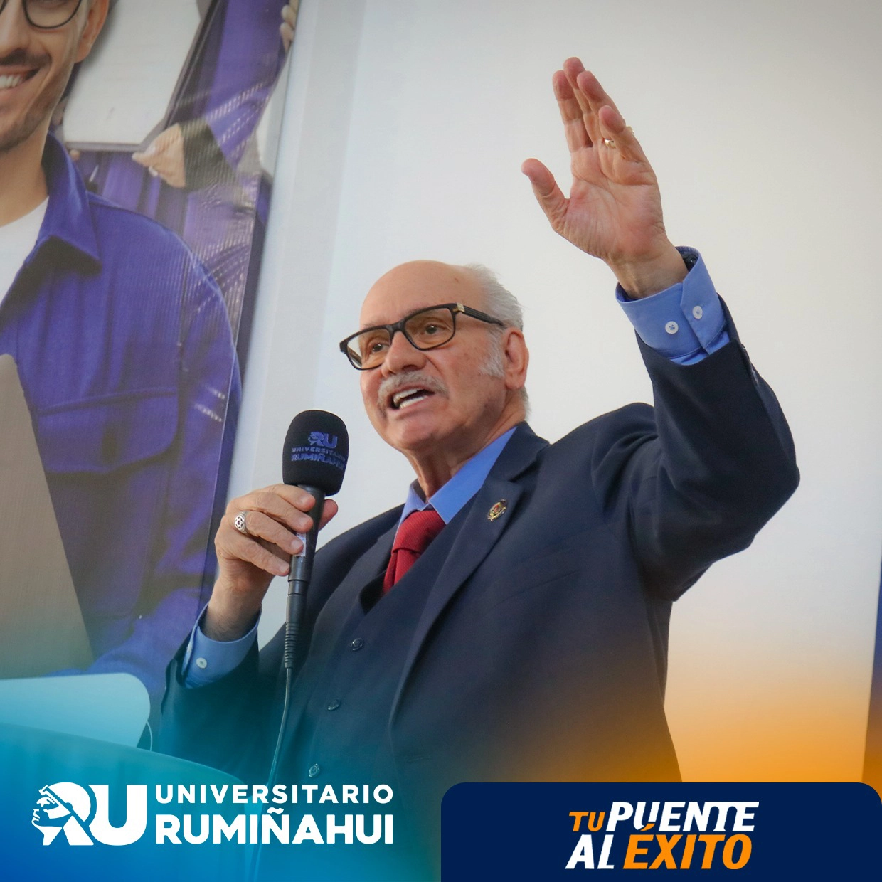 Dr. Huerta, Director de Regentes del Instituto Rumiñahui, en el evento inaugural 2025–2026