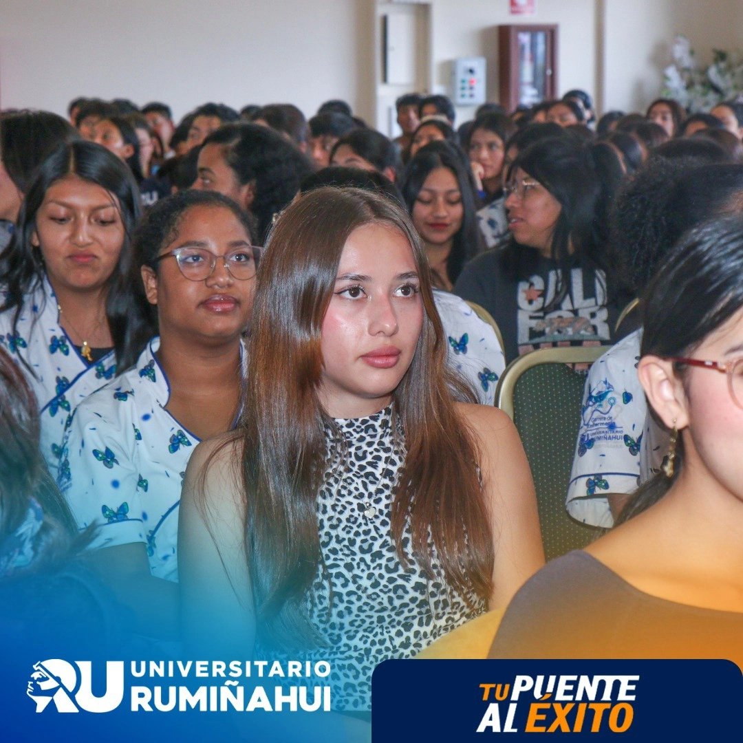Estudiantes del Universitario Rumiñahui participan en la ceremonia del convenio con el Seguro Social Campesino.