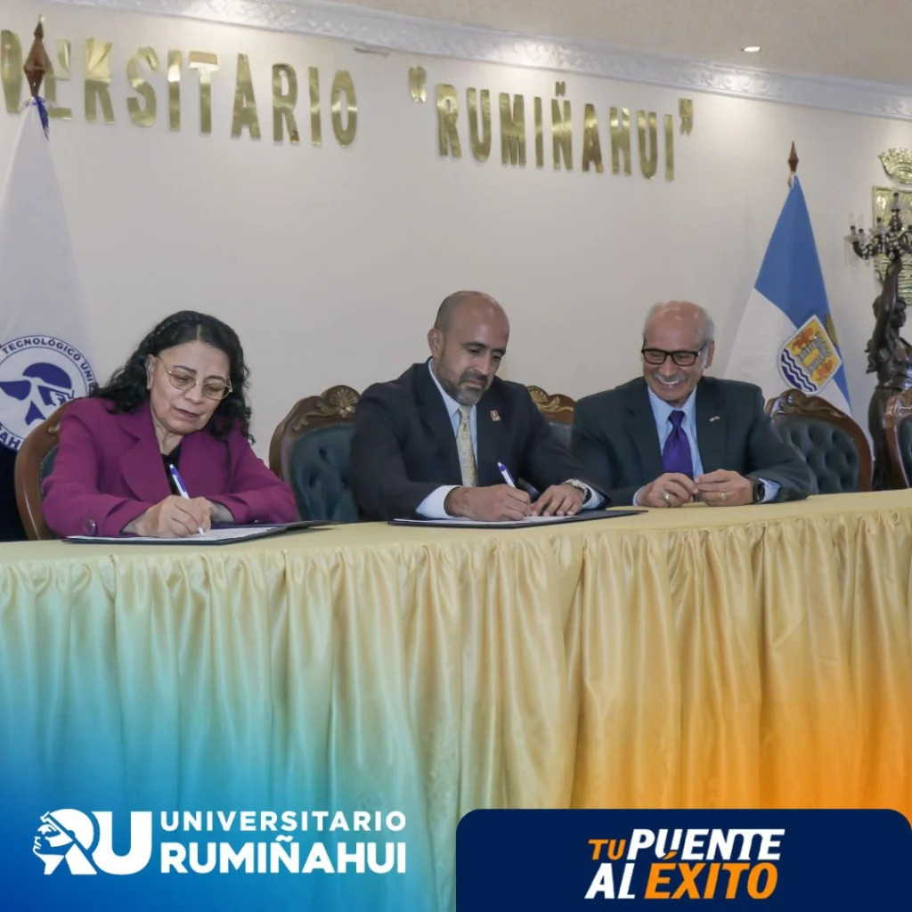 Autoridades del Universitario Rumiñahui y la UESS estrechan manos durante la firma de un convenio interinstitucional.