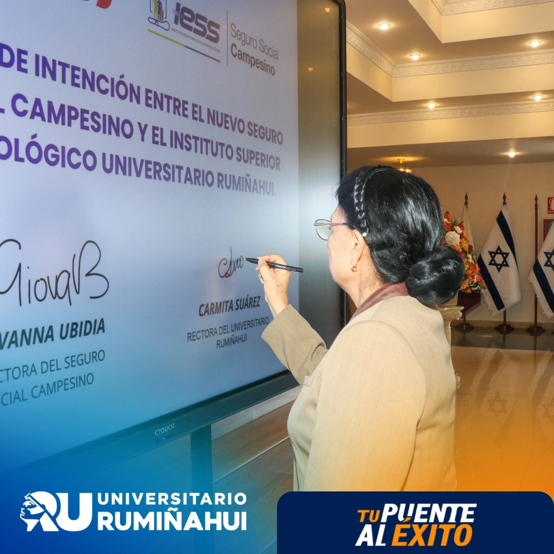 La rectora Carmita Suárez y la directora Giovanna Ubidia durante la firma del convenio entre el Universitario Rumiñahui y el Seguro Social Campesino.