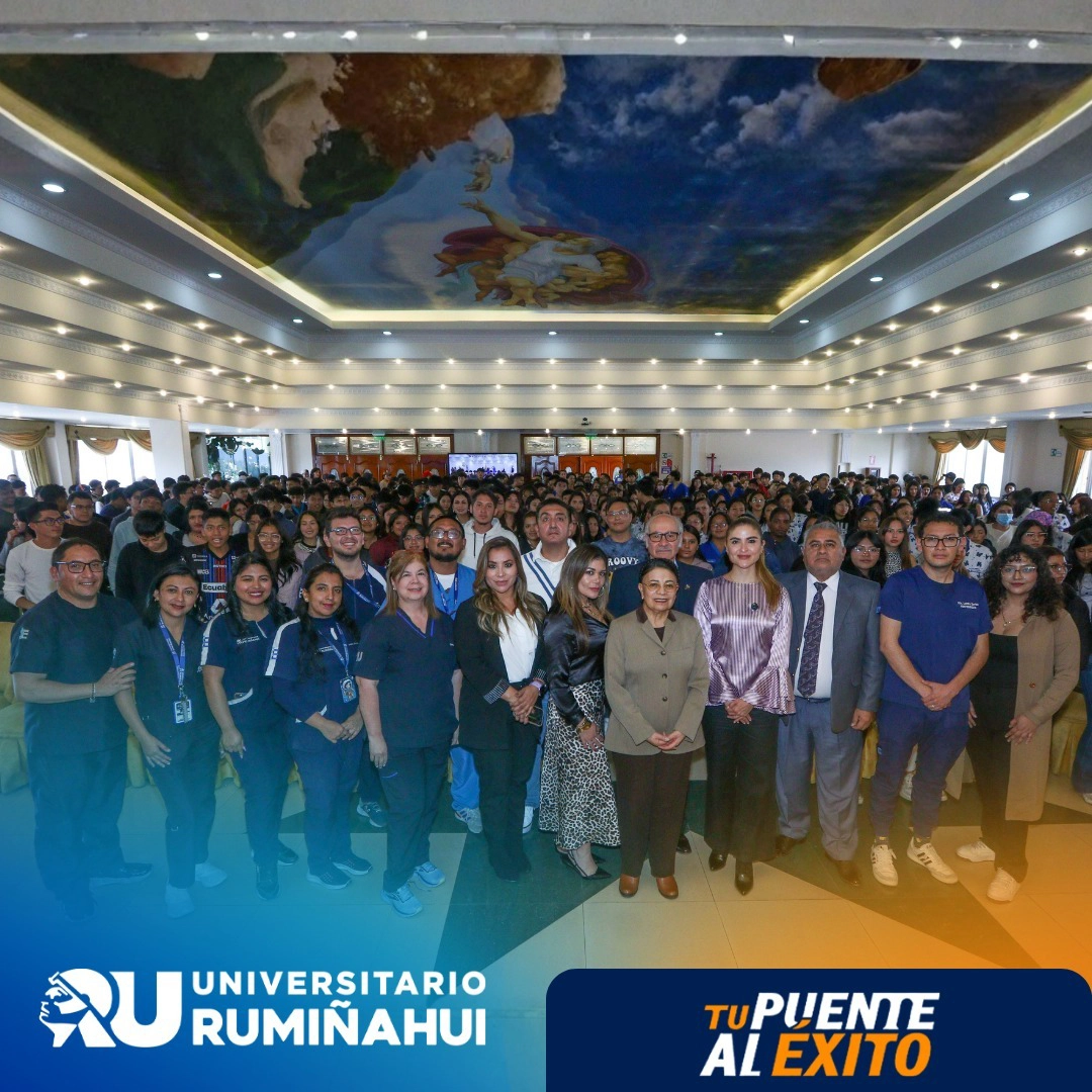 Fotografía grupal de autoridades del Universitario Rumiñahui y del Seguro Social Campesino tras la firma del convenio.