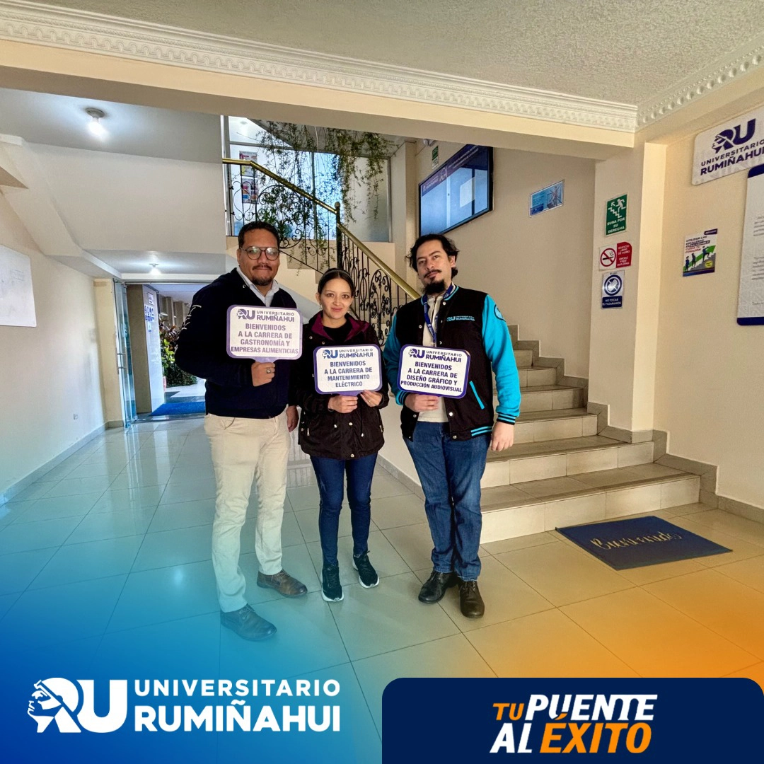 Foto grupal de estudiantes del Instituto Rumiñahui al cierre del evento inaugural.
