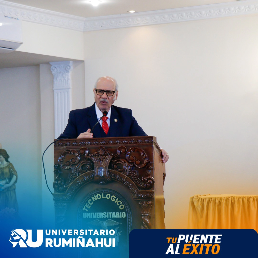 Autoridades del Instituto Rumiñahui durante la inauguración del período académico octubre 2025–marzo 2026.