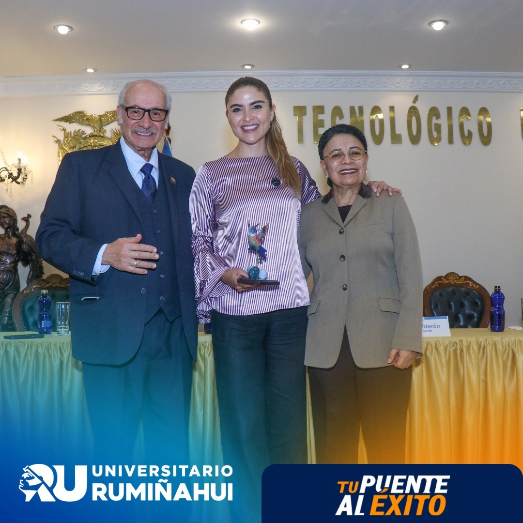 Autoridades del Universitario Rumiñahui y del Seguro Social Campesino en la firma del convenio institucional.