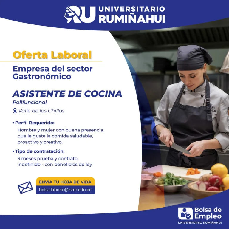 Asistente de cocina cortando verduras en cocina profesional