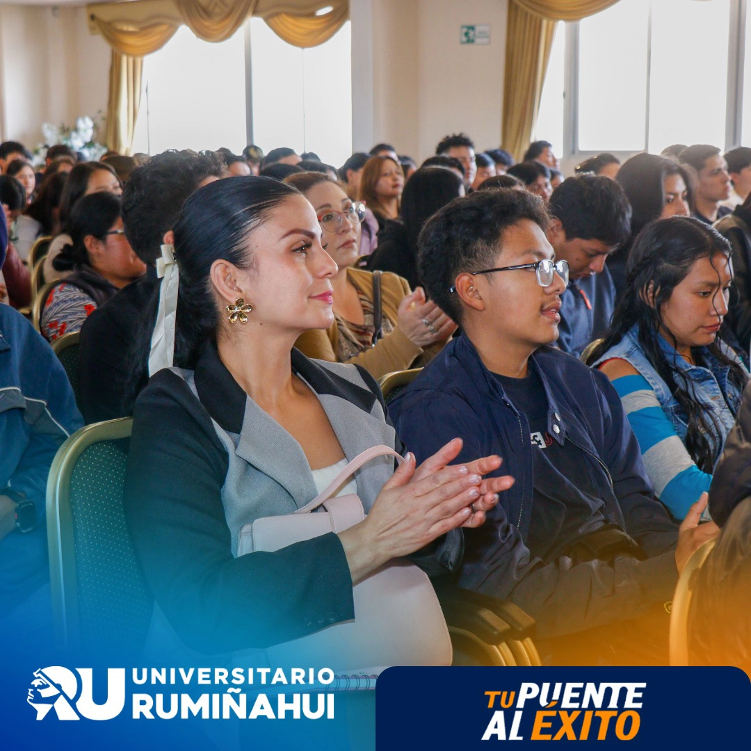 Comunidad educativa del Instituto Rumiñahui participando en el evento de inicio académico.