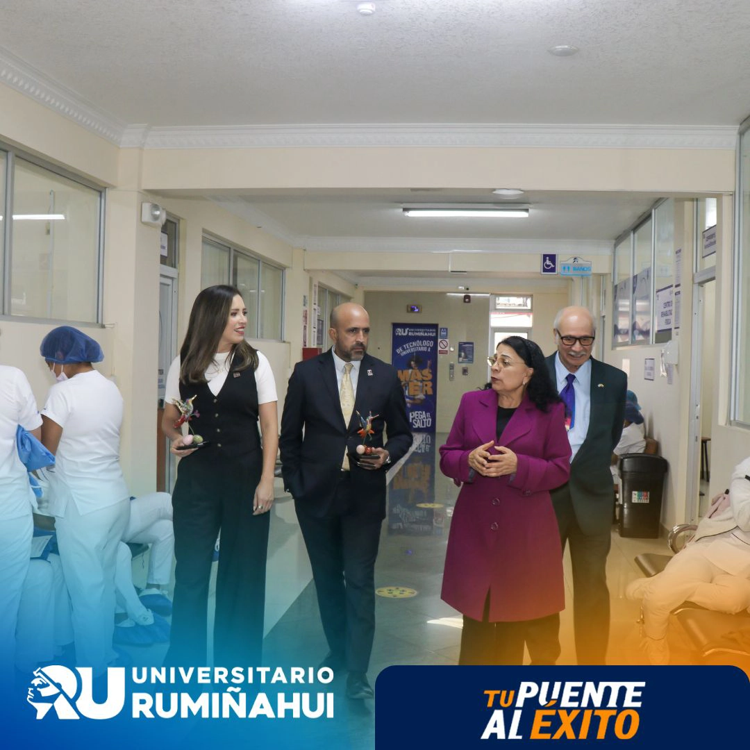 Autoridades del Universitario Rumiñahui y la UESS recorren las instalaciones institucionales.