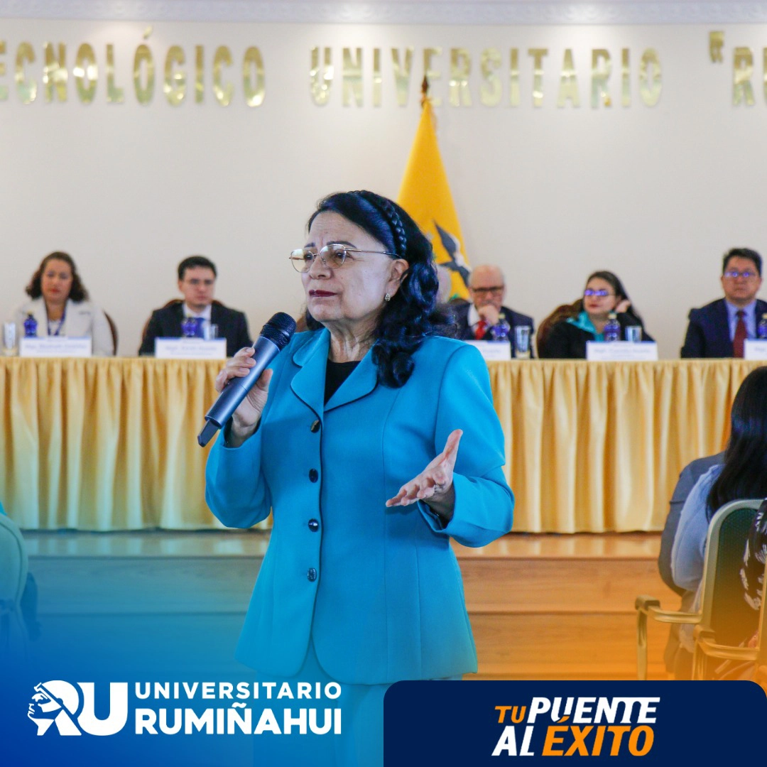 Dra. Carmita Suárez y Dr. Huerta en la inauguración del período académico 2025–2026.